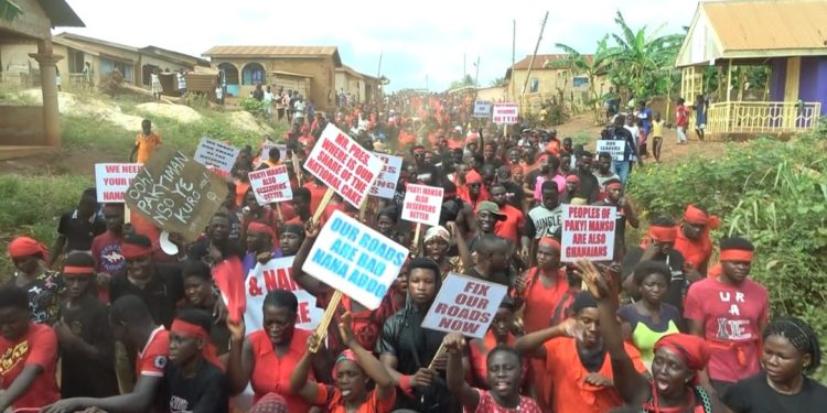 Kwadaso: Agric-Nwamase residents protest poor roads, threaten to disrupt December polls