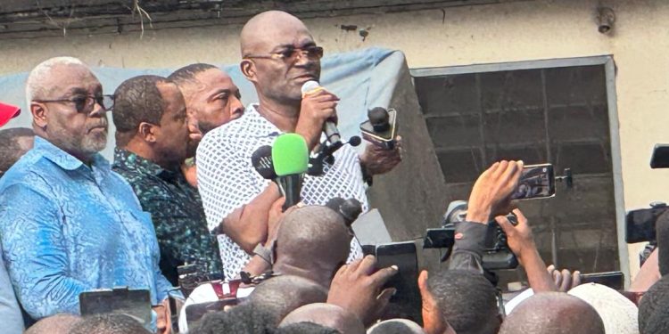 Kennedy Agyapong donates 100,000 Cedis and 200 streetlights to support Adum Railways market reconstruction