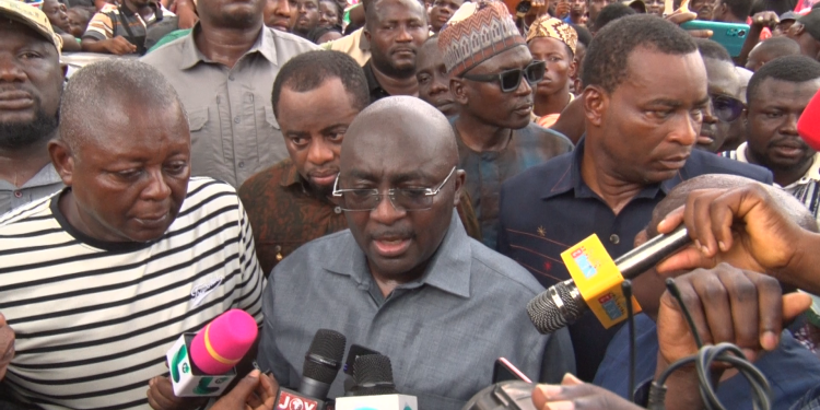 Bawumia donates GH¢200K, 1,000 bags of Cement to Adum fire victims