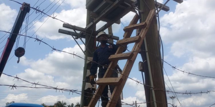 ECG experts arrive in Nhyinahin after Military stray bullets damage community transformer