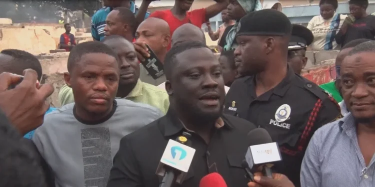 A/R: Gov’t donates GH¢100K to Suame market fire victims