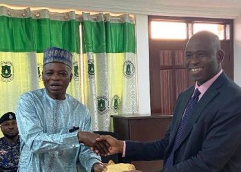 Northern Regional Minister, MMDCEs Honour UDS Football Team GH¢100,000