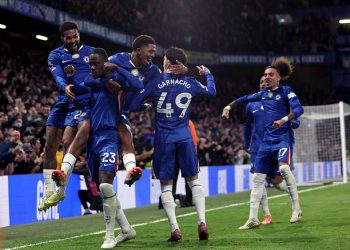 Resilient ten-man Chelsea hold Arsenal in 1–1 stalemate