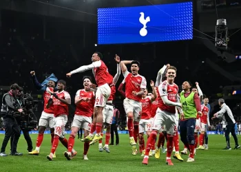 Arsenal thrash Tottenham 4-1 to ease title nerves