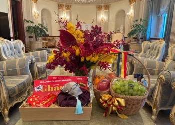 South Korean President presents chocolate and smartphone to Ghana’s President during Summit visit