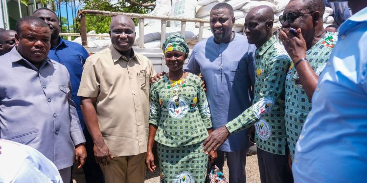Government distributes 40,000 bags of Fertilizer, drones to support peasant farmers
