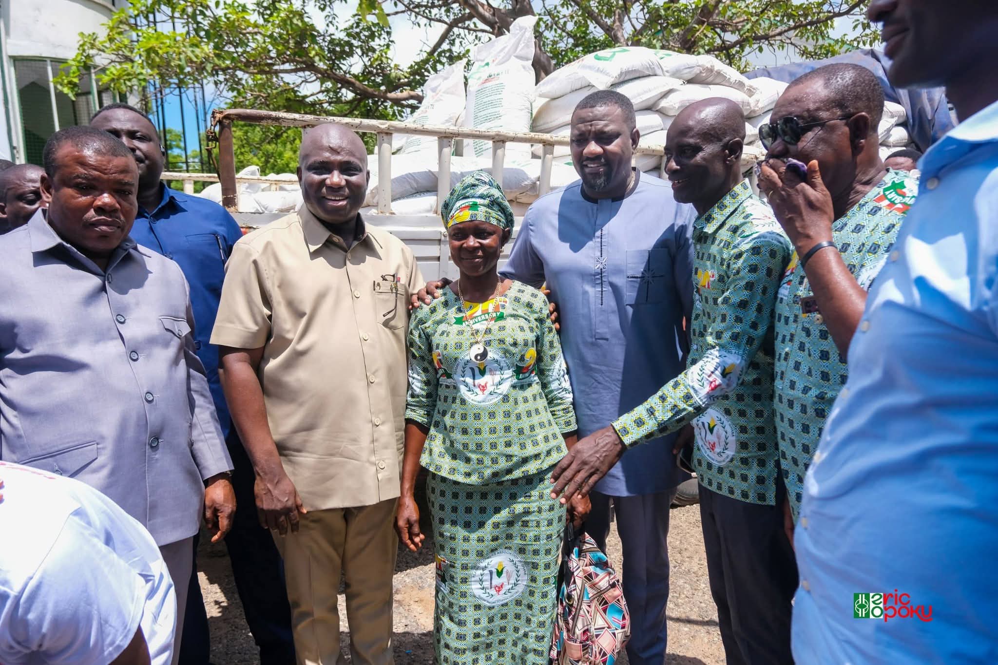 Government distributes 40,000 bags of Fertilizer, drones to support peasant farmers