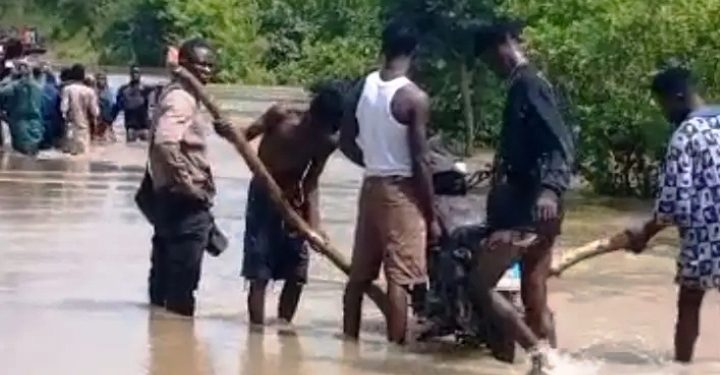 Floods cut off 3 Savannah communities, leave pregnant women without ambulance access 41 Floods cut off 3 Savannah communities, leave pregnant women without ambulance access