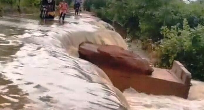 Flooding cuts off 15,000 in Sawla-Tuna-Kalba District as Kunfusi Dam collapses 41 Flooding cuts off 15,000 in Sawla-Tuna-Kalba District as Kunfusi Dam collapses