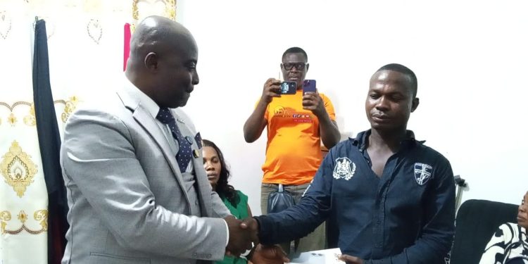 Loading boy rewarded for returning €3,000 and GH¢1,000 found in Accra-Koforidua vehicle