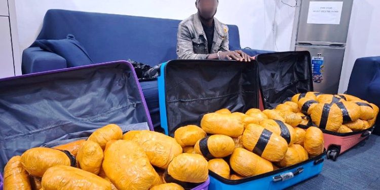 Loading boys expose man carrying 91 parcels of suspected Indian hemp at Circle